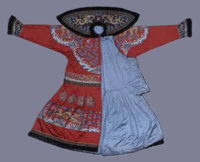 图片[2]-Bright Red Satin Embroidered Colorful Cloud Golden Dragon Jagged Robe-China Archive